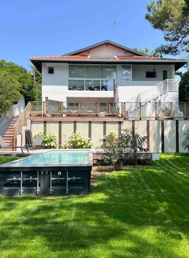 maison airbnb dans un jardin avec piscine
